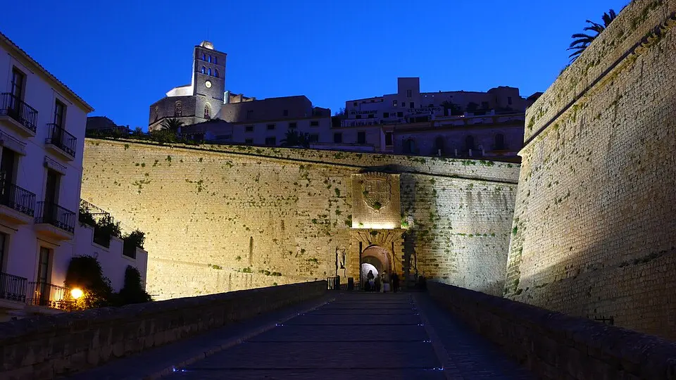 Antiguas Murallas y Torre del Campanario