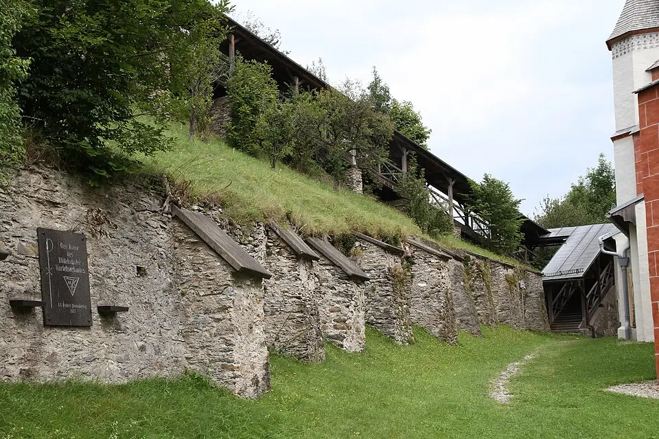 Kirchhof mit Stiegenaufgängen