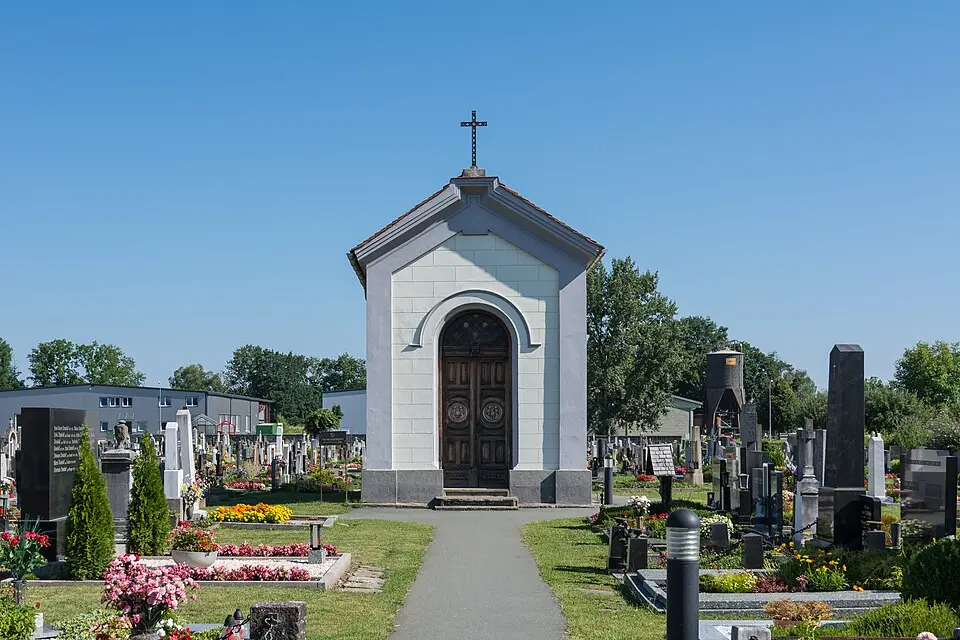 Bild: Isiwal · CC BY-SA 4.0 Mausoleum der Familie Lucchesi-Palli