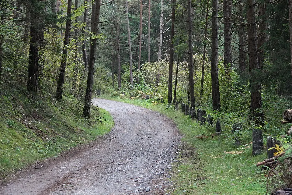 Alte Landstraße B1 mit Wehrsteinen und Brücken