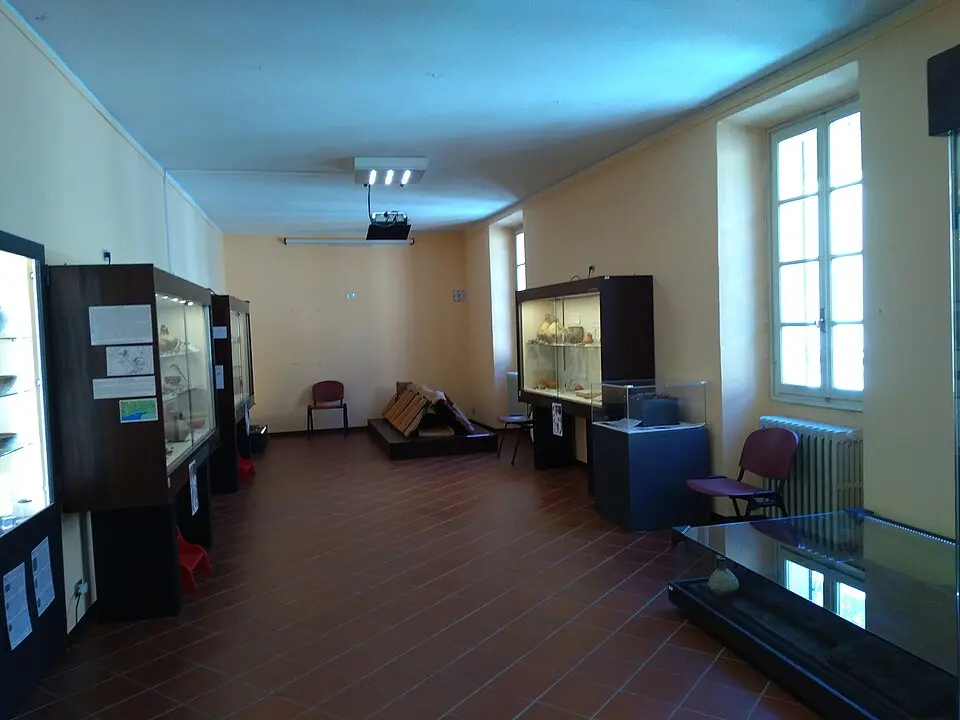 Immagine: Civvì · CC BY-SA 4.0 civico museo archeologico di Angera