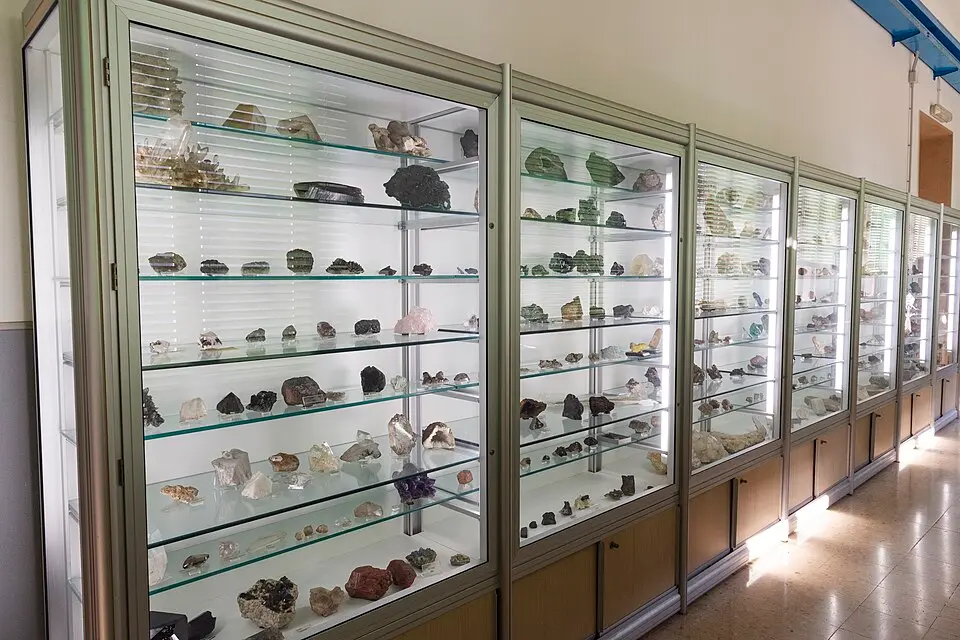 Image: Lithobius · CC BY-SA 3.0 Milan University Mineralogy Museum