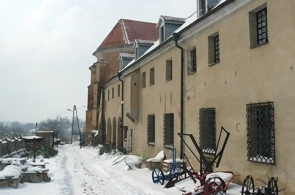 Klasztor, ob. biura i muzeum