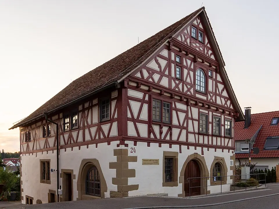 Bild: Laserlicht · CC BY-SA 4.0 Museum unter der Y-Burg