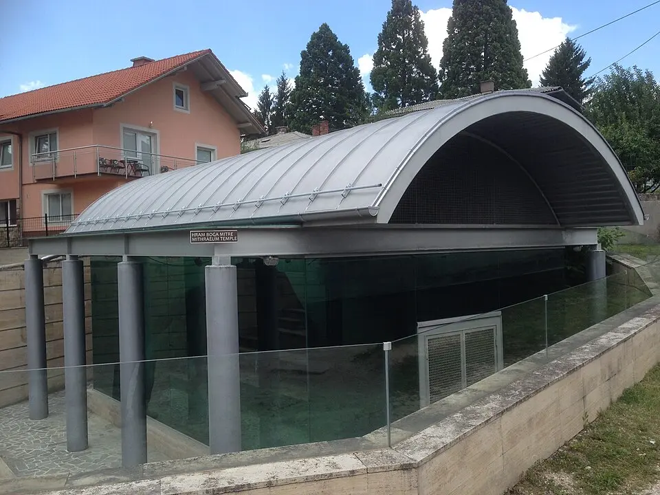 Image: Zavičajac · CC BY-SA 4.0 Jajce Mithraeum