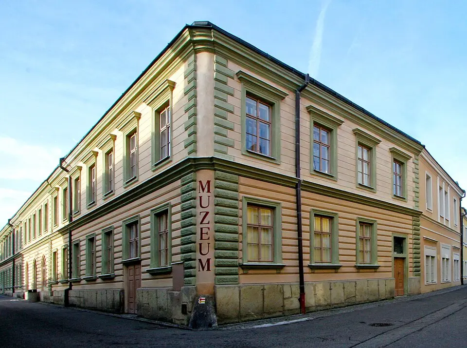 Obrázek: Petr1888 · CC BY-SA 3.0 Muzeum - býv. škola a divadlo