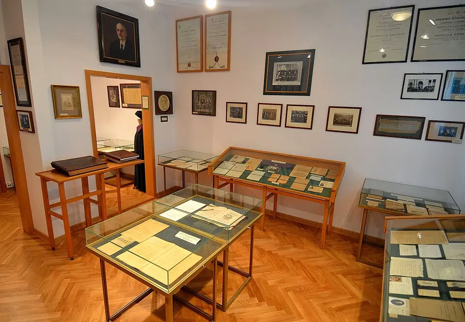 Image: Adrian Grycuk · CC BY-SA 3.0 PL Museum of the Polish Bar in Warsaw