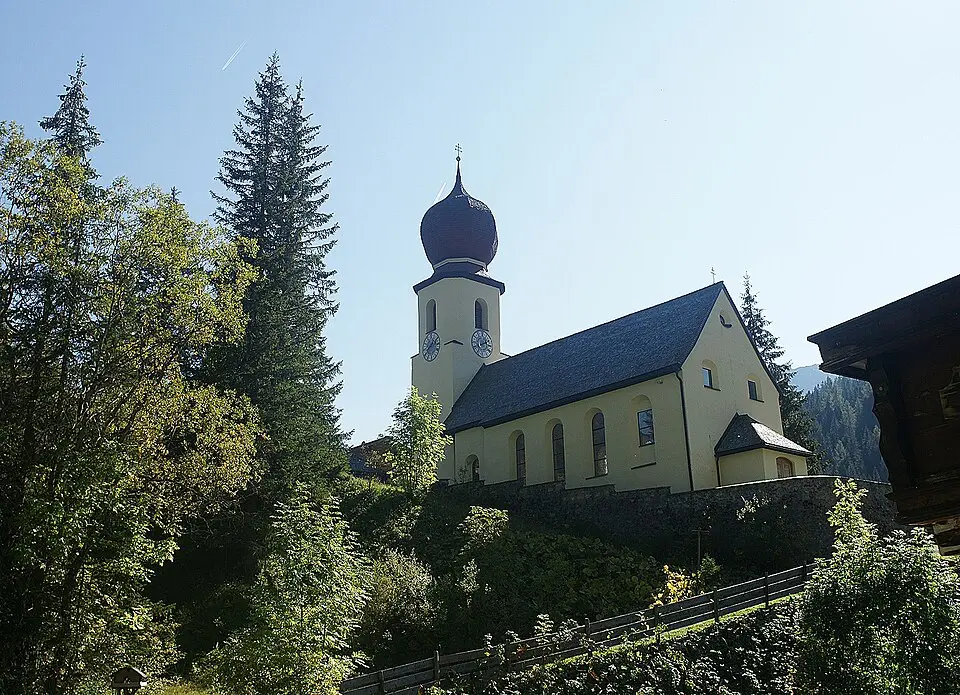 Kaplaneikirche hl. Martin mit Kriegerdenkmal u. Friedhof