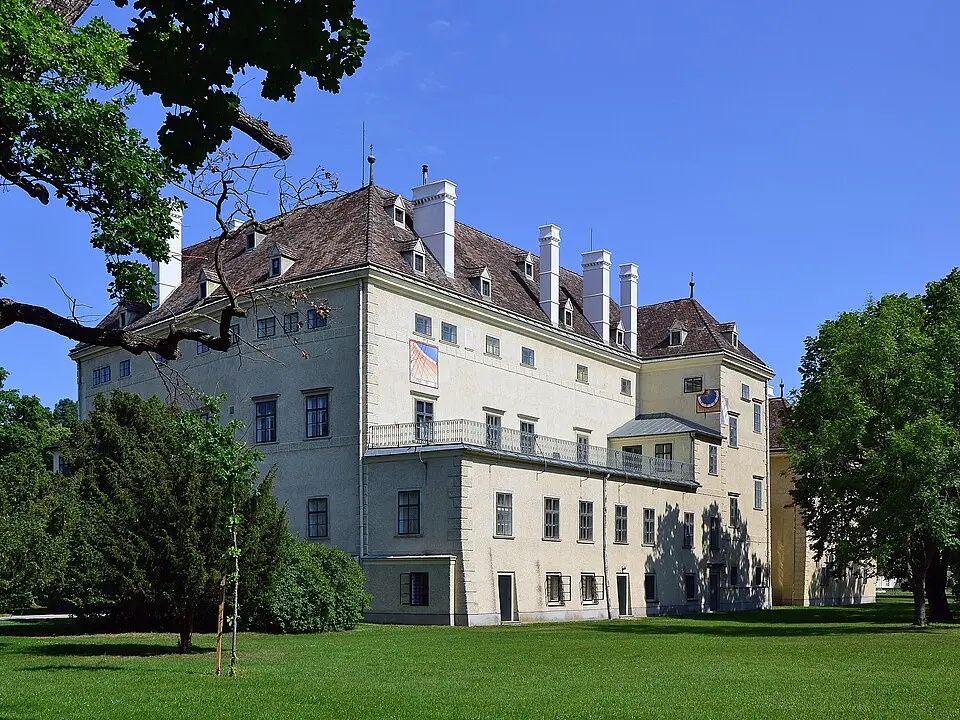 Bild: HeinzLW · CC BY-SA 3.0 AT Altes Schloss Laxenburg