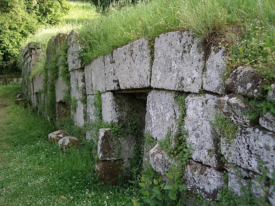 Bild: Adri08 · CC BY-SA 3.0 necropoli del Crocifisso del Tufo