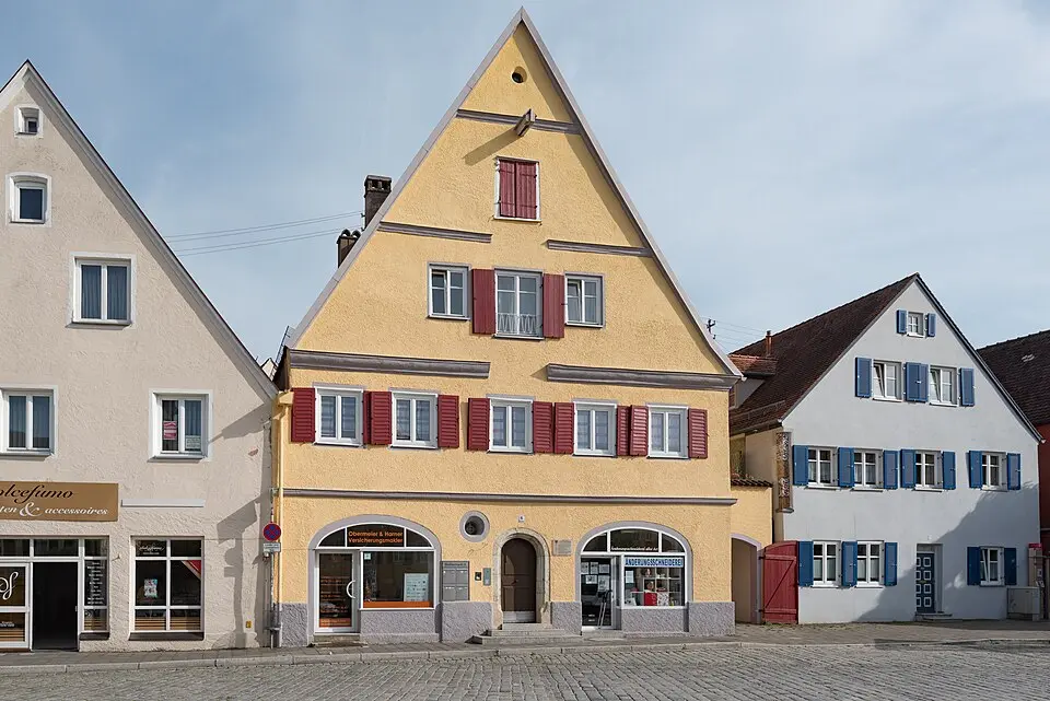 Slika: Tilman2007 · CC BY-SA 4.0 Ehemaliges Kastenhaus des Klosters Mönchsdeggingen, Deggingerhaus, 1867-77 königliche Präparandenschule