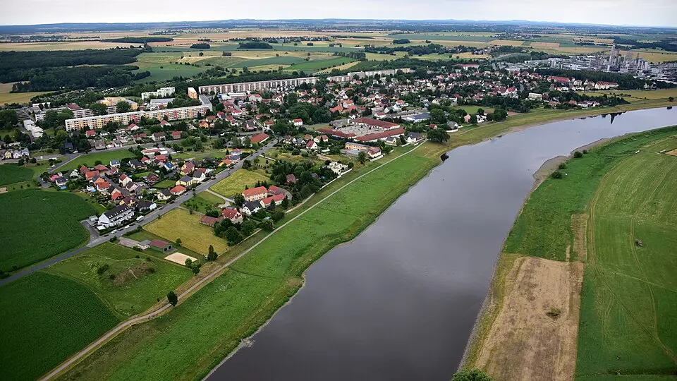 Image: Wolkenkratzer · CC BY-SA 4.0 Nünchritz
