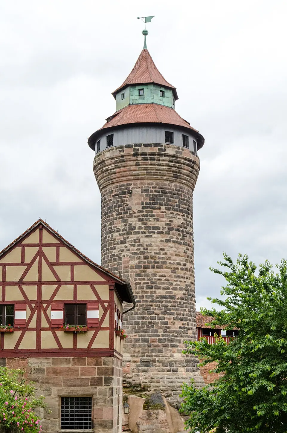 Image: Tilman2007 · CC BY-SA 3.0 Sinwellturm Bergfried Burg 11 in Nürnberg (D-5-64-000-305#6)