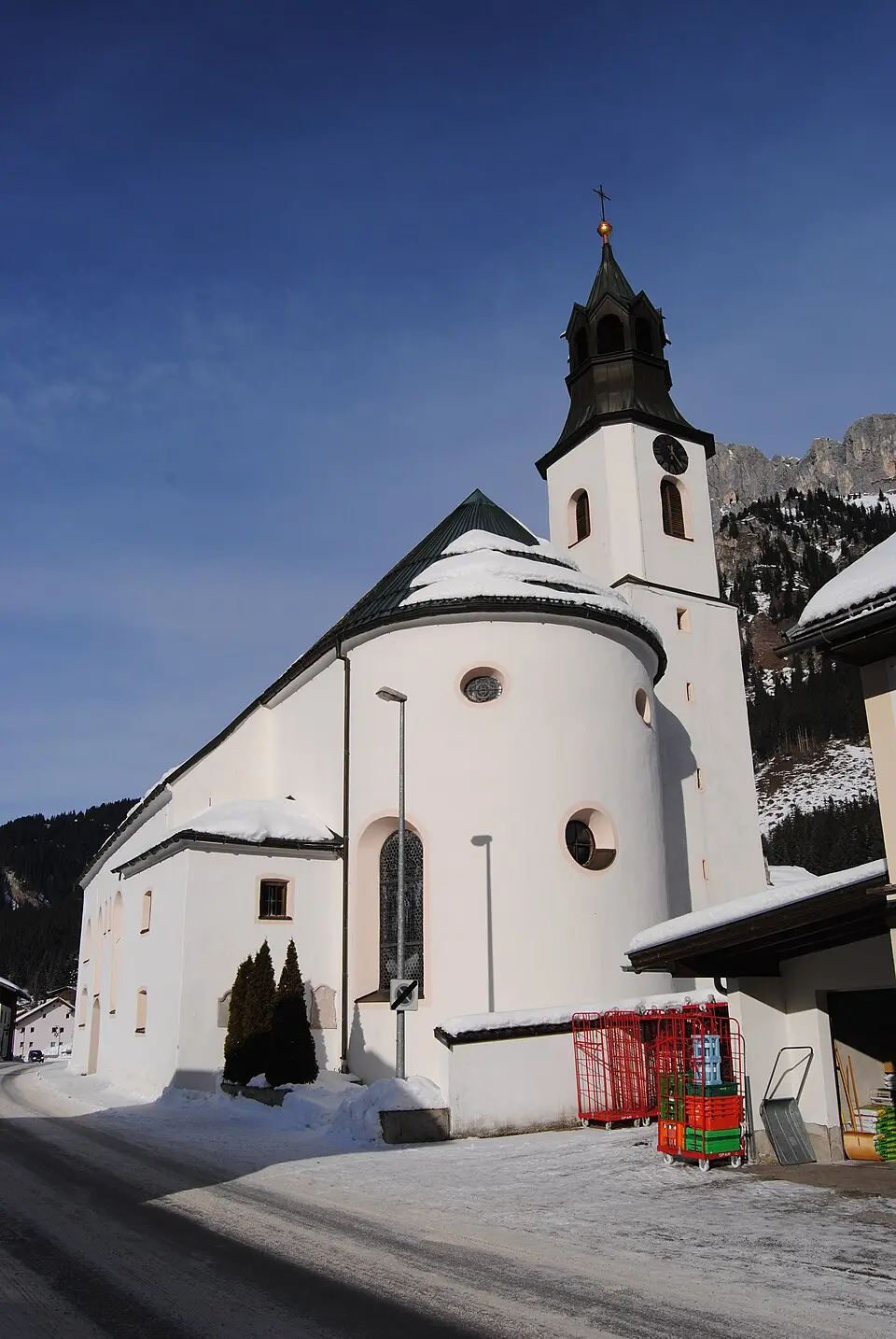 Kath. Pfarrkirche Unsere Liebe Frau Mariae Himmelfahrt, Friedhof m. Friedhofskapelle und Kriegerdenkmal