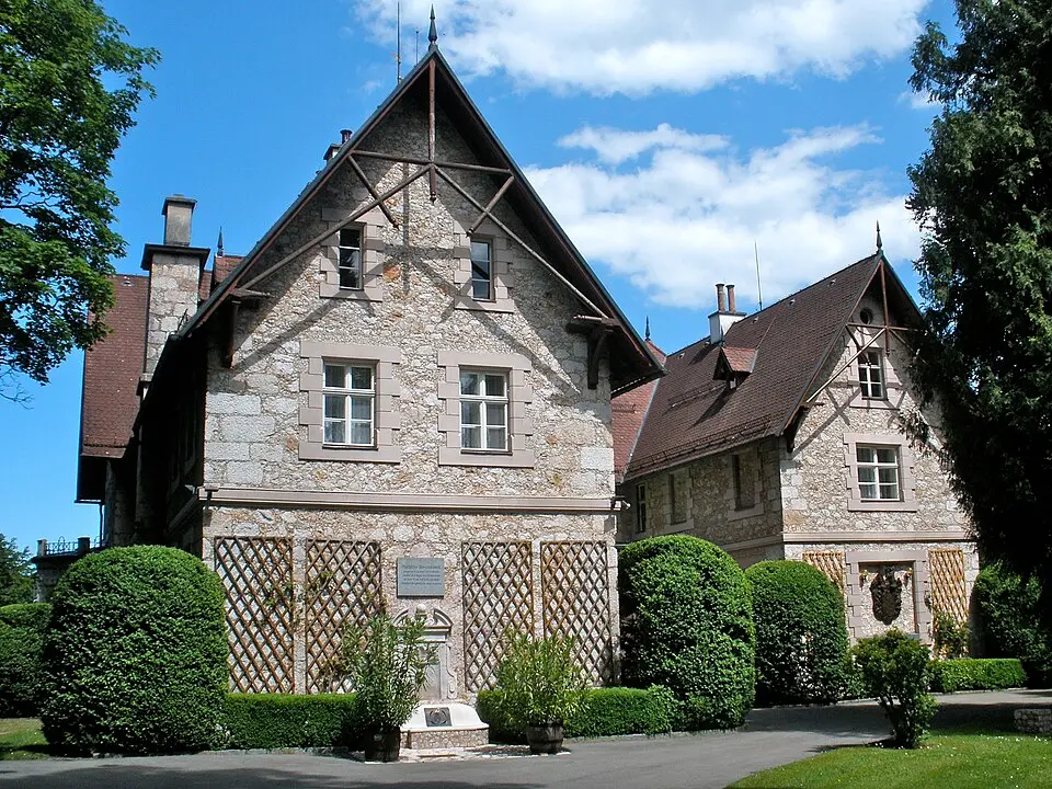 Villa Traunblick samt Wirtschaftsgebäude und Gartenanlage