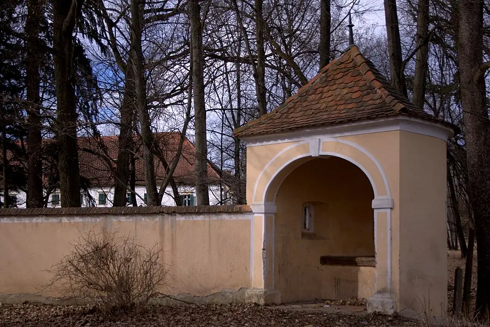 Obrázok: Wolf32at · CC BY-SA 3.0 Kirchhof mit drei in die Mauer integrierten Kapellen