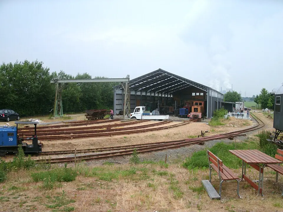 Obrázok: Busbahnhof · CC BY-SA 3.0 Feldbahnmuseum Oekoven