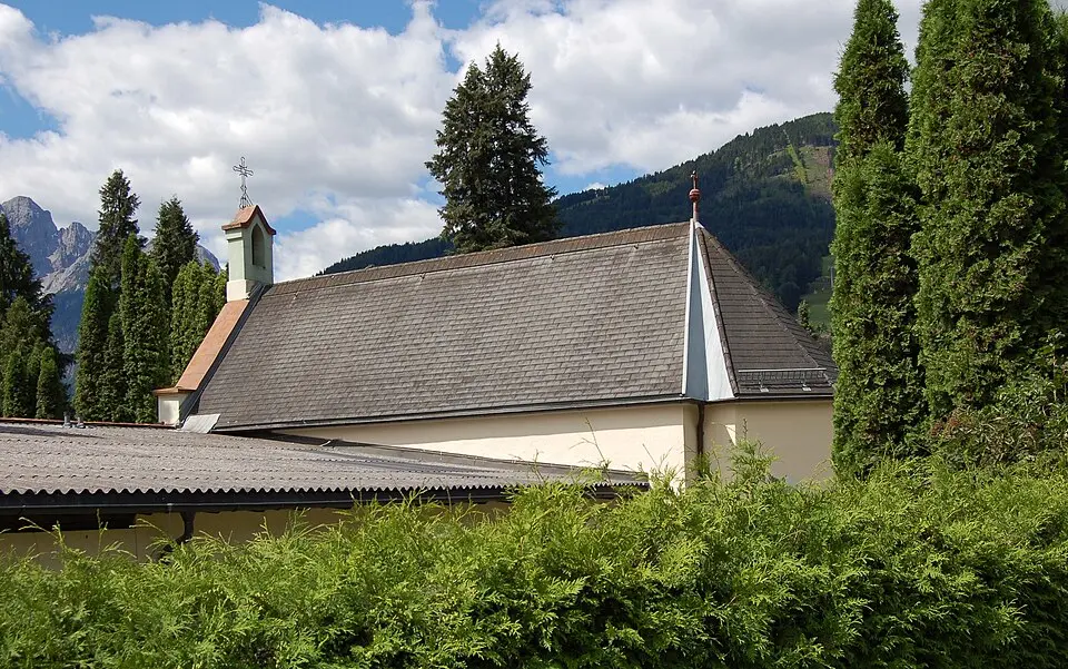 Image: Michael Kranewitter · CC BY-SA 3.0 Kapelle mit Einsegnungshalle, Aufbahrungshallen