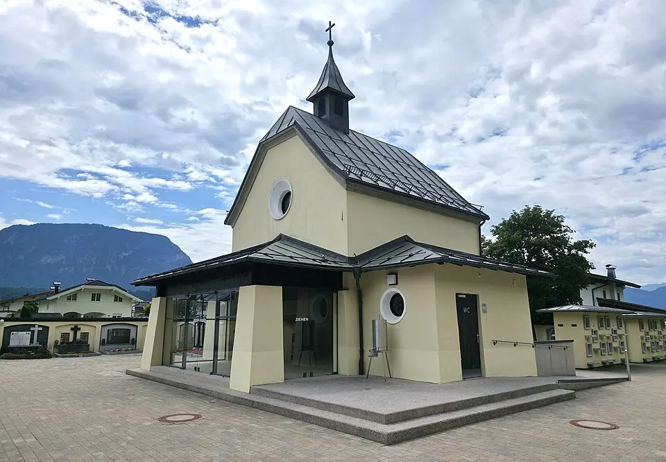Image: Rufus46 · CC BY-SA 4.0 Friedhofskapelle Unterlangkampfen