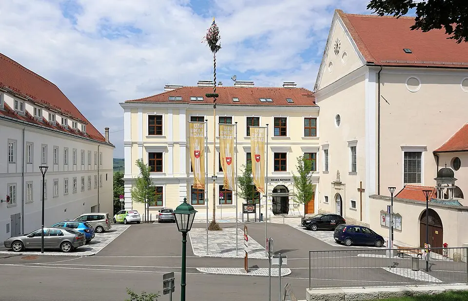 Alte Volksschule, ehem. Franziskanerkloster, heute Rathaus sowie Pfarrhof