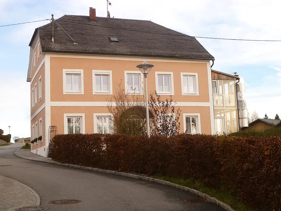Bild: Luckyprof · CC BY-SA 3.0 AT Pfarrhof