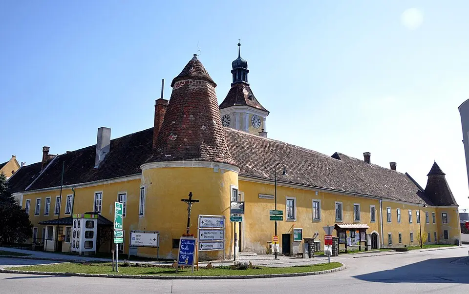Bild: János Korom Dr. from Wien, Austria · CC BY-SA 2.0 Schloss Niederfladnitz