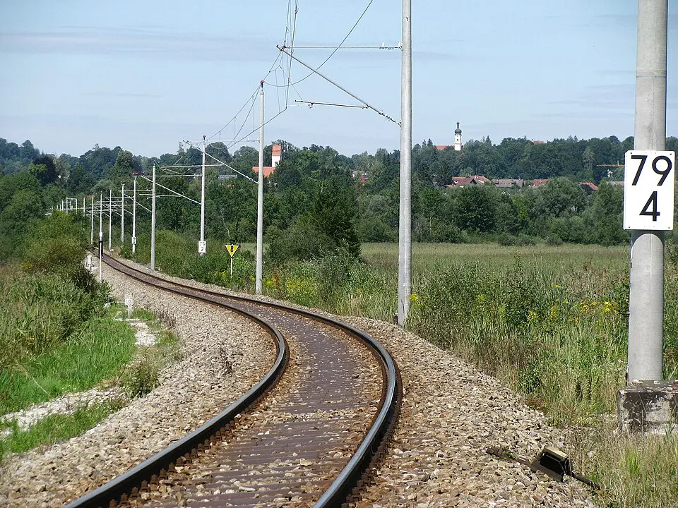 Slika: Gras-Ober · CC BY-SA 3.0 Bahnstrecke München Hbf–Garmisch-Partenkirchen