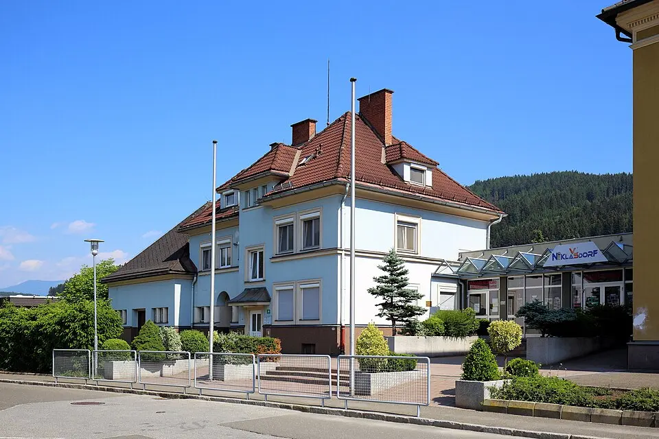 Bild: C.Stadler/Bwag · CC BY-SA 4.0 Volksschule - Lehrerwohngebäude und Turnsaaltrakt