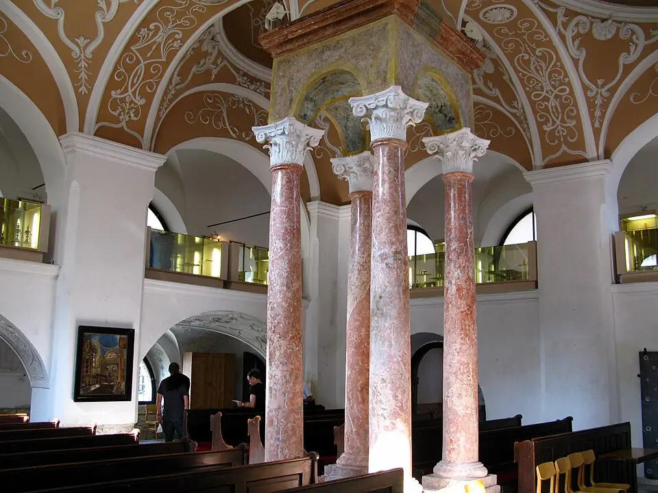 Bild: Joadl · CC BY-SA 3.0 Mikulov: Das jüdische Viertel unter dem Schloss