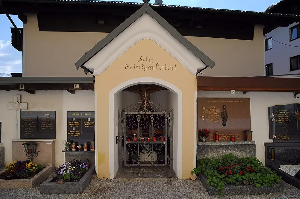 Friedhofsummauerung mit Nischenbildstöcken und Wirtschaftsgebäude