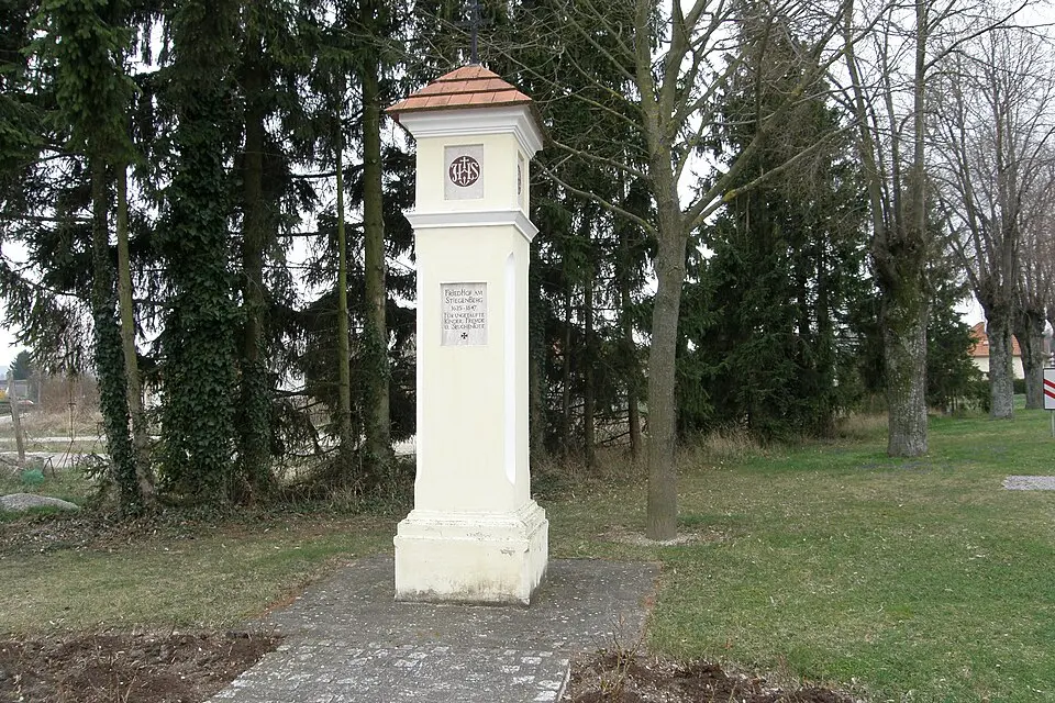 Image: JonnyBrazil (talk) · CC BY-SA 3.0 AT Pestkreuz am Stiegenberg bzw. Schletzerbach