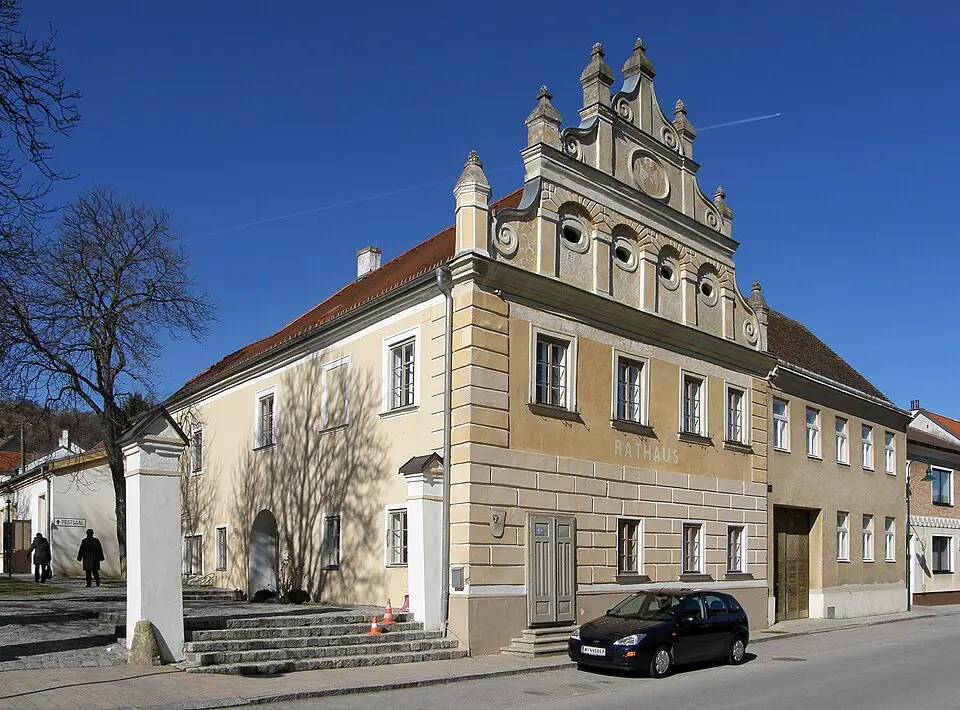 Rathaus mit Ummauerung