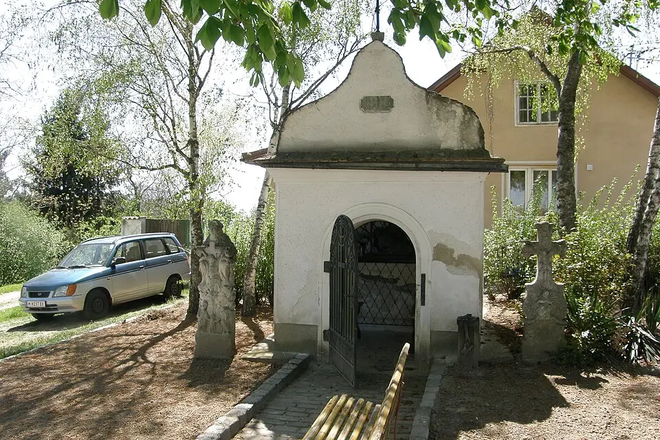 Wegkapelle und zwei Grabsteine