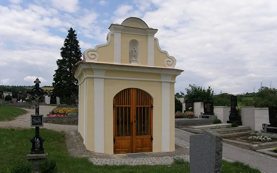Friedhofskapelle mit 3 Heiligenfiguren