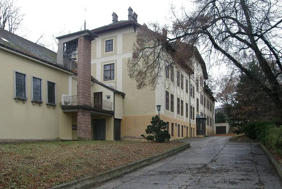 Immagine: JonnyBrazil (talk) · CC BY-SA 3.0 AT Kloster der hl. Hedwig