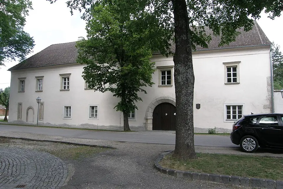 Image: JonnyBrazil (talk) · CC BY-SA 3.0 AT Pfarrhof und Stadtbefestigung
