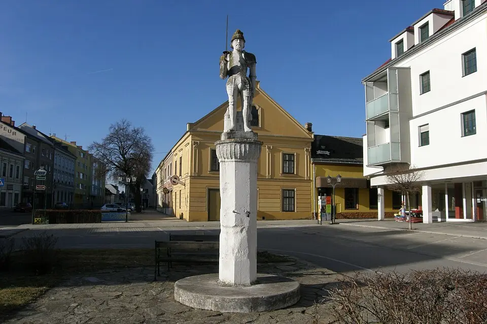 Obrázok: JonnyBrazil (talk) · CC BY-SA 3.0 AT Pranger mit Rolandstatue