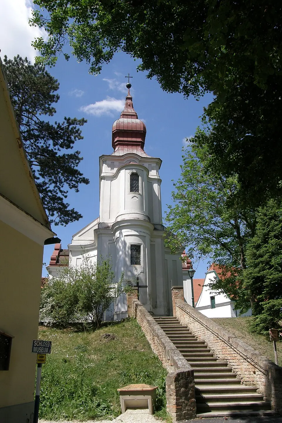 Image: JonnyBrazil (talk) · CC BY-SA 3.0 AT Kath. Pfarrkirche Allerheiligste Dreifaltigkeit