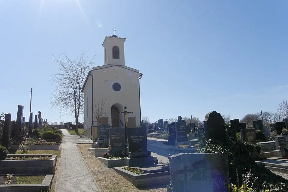 Image: JonnyBrazil (talk) · CC BY-SA 3.0 AT Friedhofskapelle