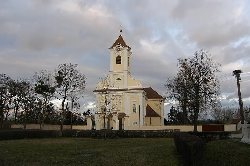 Obrázok: JonnyBrazil (talk) · CC BY-SA 3.0 AT Pfarrkirche Rabensburg