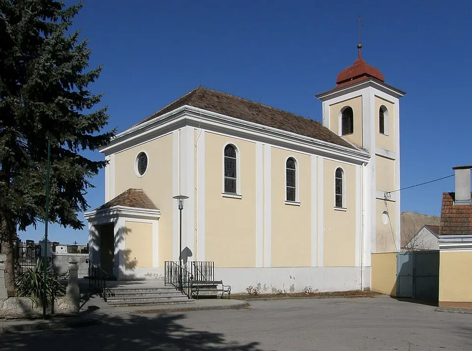 Image: JonnyBrazil (talk) · CC BY-SA 3.0 AT Kath. Filialkirche hl. Anna mit Friedhof