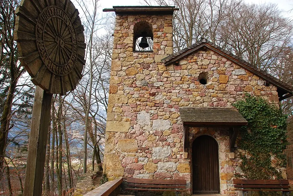 Obrázok: Ottogert · CC BY-SA 3.0 AT Kapelle hl. Notburga in der Ruine Rottenburg