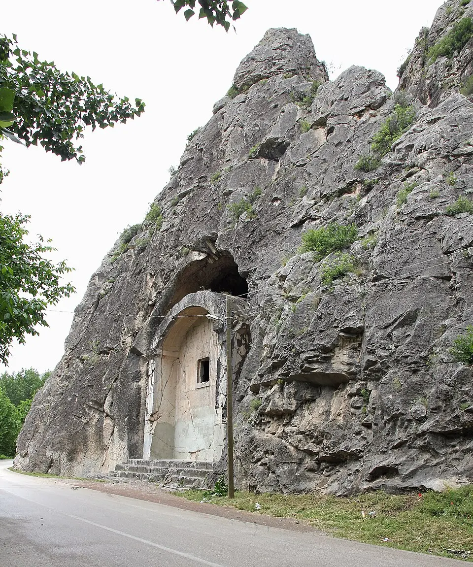 Aynalı Mağara
