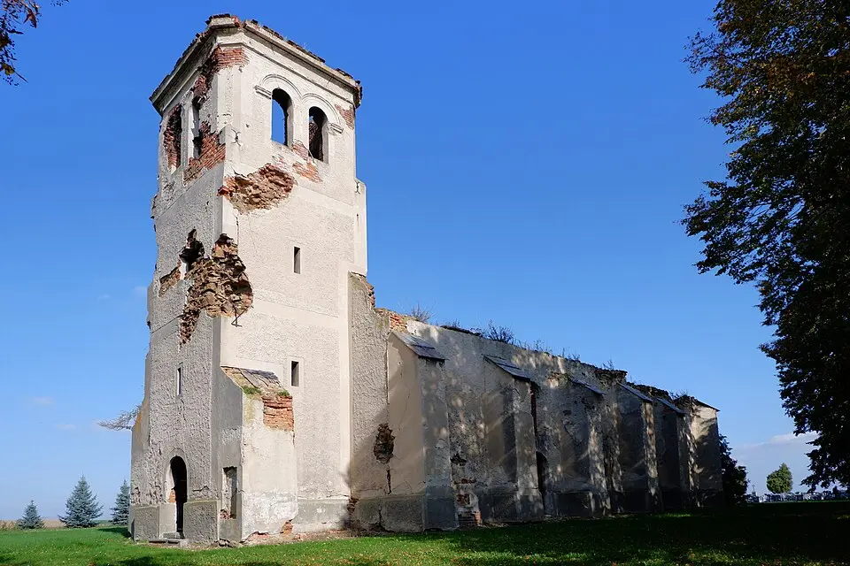 Ruina kościoła cmentarnego św. Wacława w Nowej Cerekwi