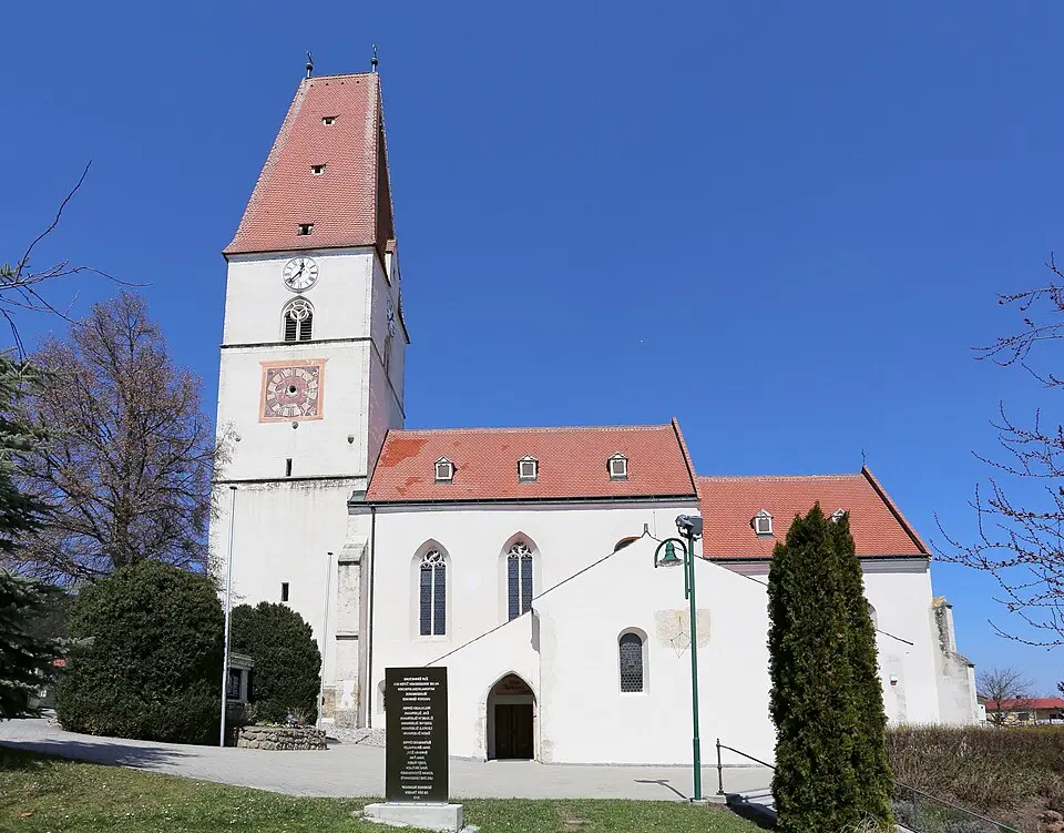 Kath. Pfarrkirche hl. Johannes der Täufer, ehem. Friedhof und ausgegrabene Ruine