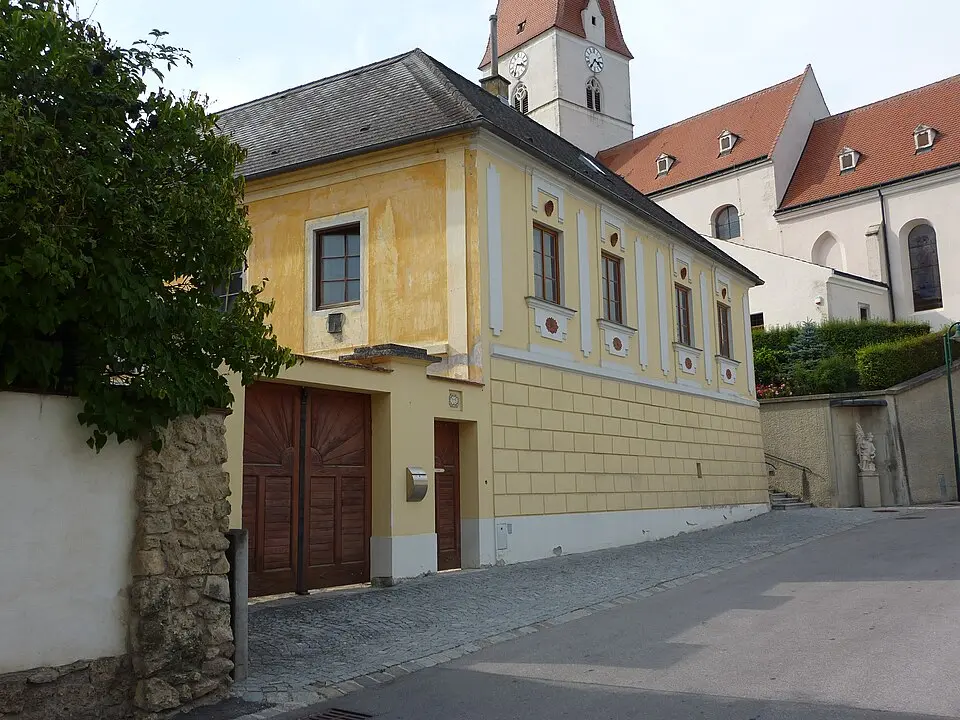 Pfarrhof, Wirtschaftstrakt und Mauer