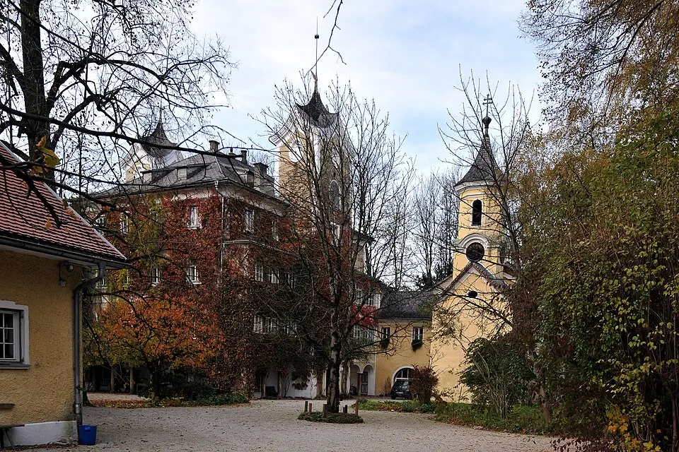 Bild: Ailura · CC BY-SA 3.0 AT Schloss Haunsperg