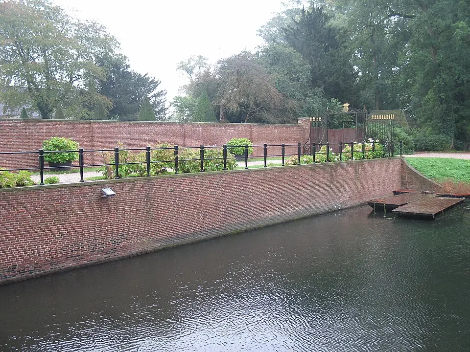 Walmuur van het pad onderlangs het voorplein