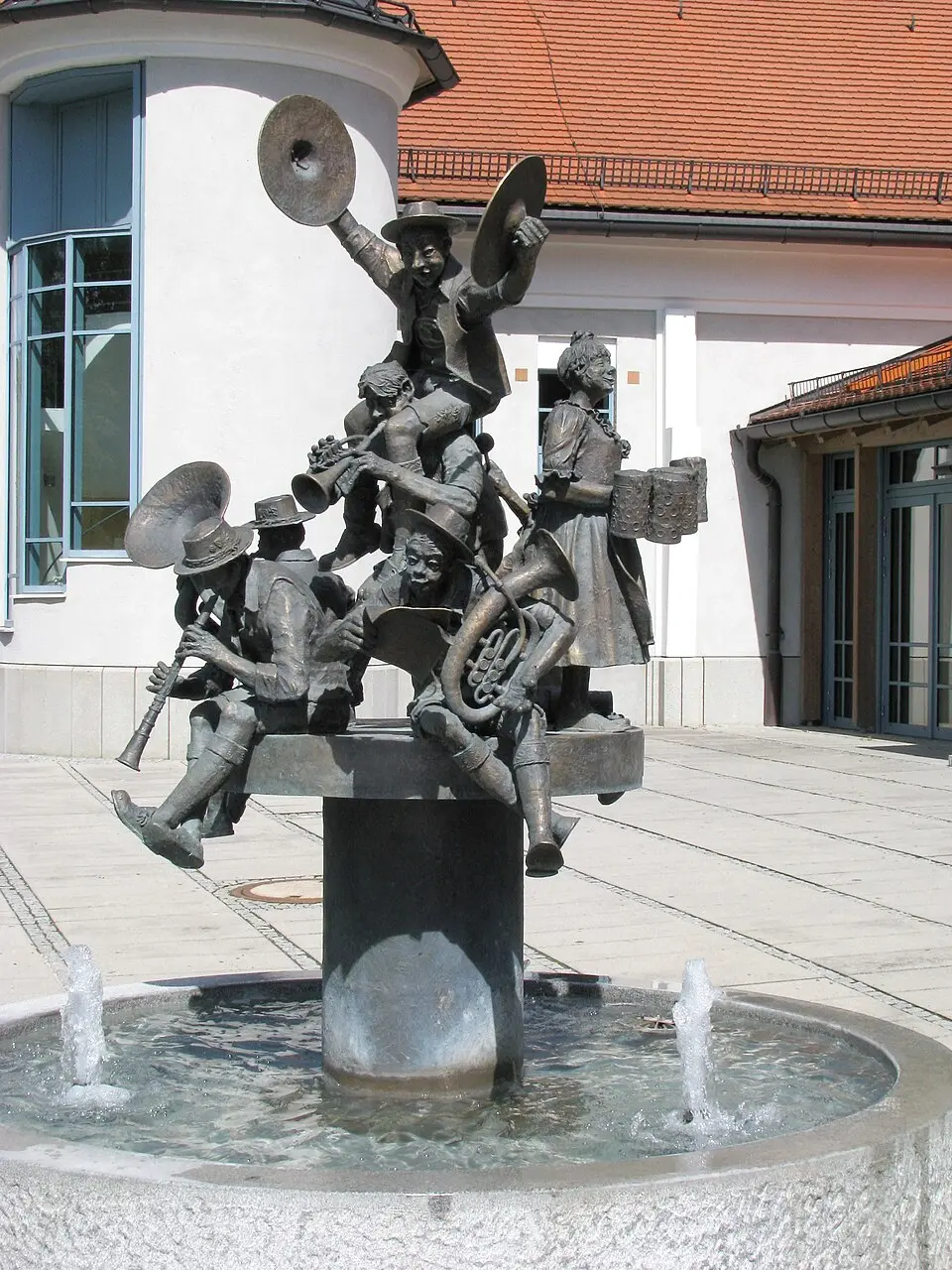 Bild: sculpture: Ivo Křižan photograph: Gras-Ober · CC BY-SA 3.0 Musikantenbrunnen (Oberhaching)