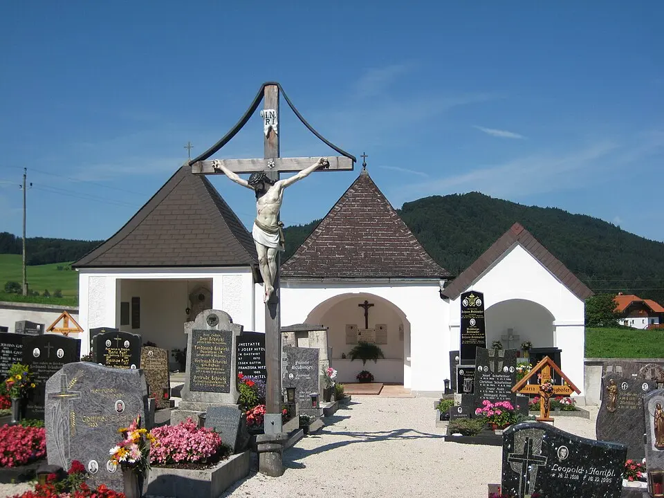 Friedhof mit 3 Nischenkapellen und Kreuz